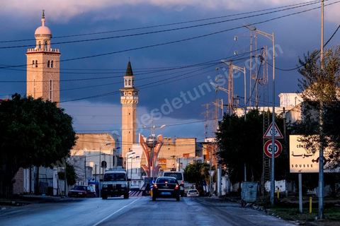 Au coeur de Menzel Ennour, où près de 25 jeunes partis faire le djihad en Syrie, le minaret de la mosquée (au centre de l'image) où les jeunes auraient été radicalisés et embrigadés. Petite ville à quelques kilomètres de Sousse.