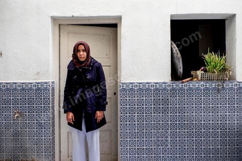 Dans un quartier populaire de Sousse, chez Fatiha Jebali, cette maman dont son fils Hamza est parti en Syrie en 2012, conserve un contact régulier avec son fils. La soeur Nawras s'oppose à sa mère et sa grand mère sur les événements qui touchent la famille. 
