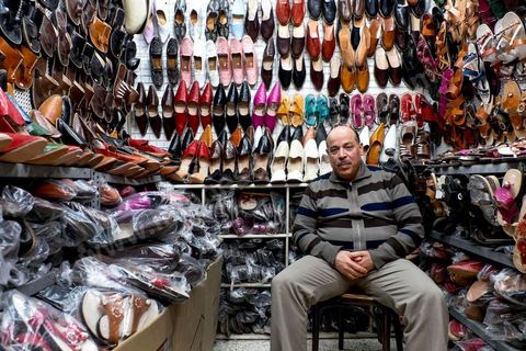 Ameur Al Azrak nous reçoit dans sa boutique de Babouches dans la medina de Tunis pour nous raconter l'histoire de son fils Elyes parti en Syrie en mars 2014 pour entrainer les djihadistes et combattre auprès de Daesch. Un engagement plus idéologique que financier dans cette famille de la classe moyenne tunisienne.