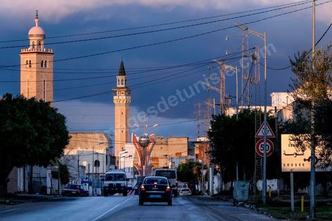 Au coeur de Menzel Ennour, où près de 25 jeunes partis faire le djihad en Syrie, le minaret de la mosquée (au centre de l'image) où les jeunes auraient été radicalisés et embrigadés. Petite ville à quelques kilomètres de Sousse.