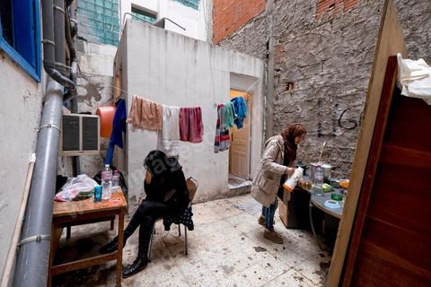 Au siège de l'UDC, Union des diplomès chomeurs, à Tunis, plusierus dizaines de jeunes sont en grève de la faim depuis 24 jours. En dernier recours pour défendre leurs droits légitimes au travail et à une vie décente, vingt-huit militants continuent leur grève ouverte de la faim depuis le 17 décembre 2015. Ces jeunes diplômés, dont huit femmes, mettent leurs santés en péril dans la « bataille des intestins vides », aussi, au nom de tous leurs camarades, qui ont été réprimés et fichés par la police de l’ancien régime et que les gouvernements post-révolution persistent à les délaisser à leurs sorts.