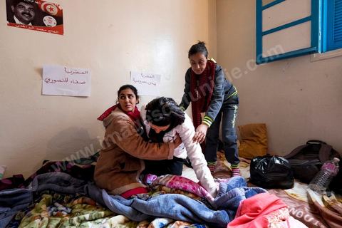 Au siège de l'UDC, Union des diplomès chomeurs, à Tunis, plusierus dizaines de jeunes sont en grève de la faim depuis 24 jours. En dernier recours pour défendre leurs droits légitimes au travail et à une vie décente, vingt-huit militants continuent leur grève ouverte de la faim depuis le 17 décembre 2015. Ces jeunes diplômés, dont huit femmes, mettent leurs santés en péril dans la « bataille des intestins vides », aussi, au nom de tous leurs camarades, qui ont été réprimés et fichés par la police de l’ancien régime et que les gouvernements post-révolution persistent à les délaisser à leurs sorts.
