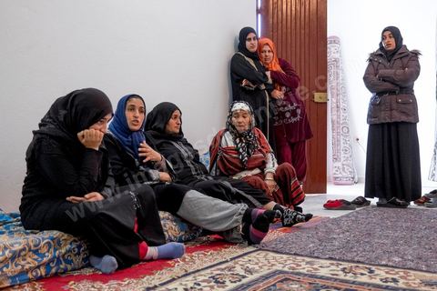A Ouled Chamekh, petite ville entre Sousse et Kairouan, chez la famille endeuillée de Tarek Belgacem, le jeune tunisien abattu par les policiers devant le comissariat du 18ème à Paris et accusé d'attaque terroriste. La famille sous le choc remet en question l'acte terroriste de leur fils et parle d'une négligence policière et d'une incompréhension entre les policiers et leur fils. Pour la maman Habiba son fils n'a rien à voir avec Daesch.