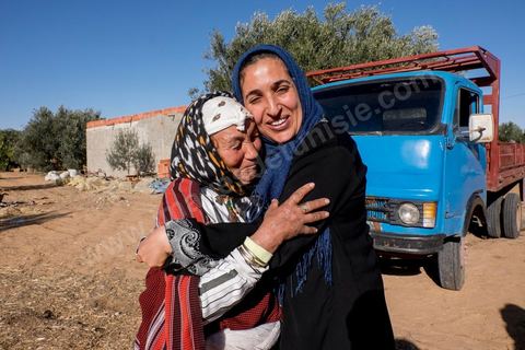 La grand mère et la tante de Khaled A Ouled Chamekh, petite ville entre Sousse et Kairouan, chez la famille endeuillée de Tarek Belgacem, le jeune tunisien abattu par les policiers devant le comissariat du 18ème à Paris et accusé d'attaque terroriste. La famille sous le choc remet en question l'acte terroriste de leur fils et parle d'une négligence policière et d'une incompréhension entre les policiers et leur fils. Pour la maman Habiba son fils n'a rien à voir avec Daesch.