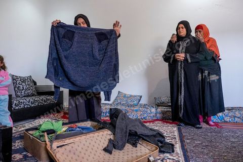 La manan de Khaled, Habiba nous montre la valise où sont rangés les vêtements que son fils envoie régulièrement d'Allemagne. A Ouled Chamekh, petite ville entre Sousse et Kairouan, chez la famille endeuillée de Tarek Belgacem, le jeune tunisien abattu par les policiers devant le comissariat du 18ème à Paris et accusé d'attaque terroriste. La famille sous le choc remet en question l'acte terroriste de leur fils et parle d'une négligence policière et d'une incompréhension entre les policiers et leur fils. Pour la maman Habiba son fils n'a rien à voir avec Daesch.
