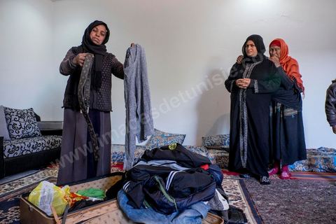 La manan de Khaled, Habiba nous montre la valise où sont rangés les vêtements que son fils envoie régulièrement d'Allemagne. A Ouled Chamekh, petite ville entre Sousse et Kairouan, chez la famille endeuillée de Tarek Belgacem, le jeune tunisien abattu par les policiers devant le comissariat du 18ème à Paris et accusé d'attaque terroriste. La famille sous le choc remet en question l'acte terroriste de leur fils et parle d'une négligence policière et d'une incompréhension entre les policiers et leur fils. Pour la maman Habiba son fils n'a rien à voir avec Daesch.