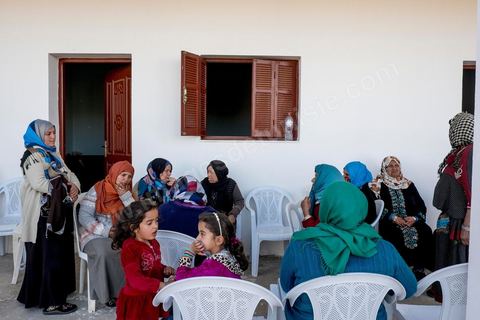 Les femmes du quartier sont venues en nombre soutenir la famille et la mère de Khaled. A Ouled Chamekh, petite ville entre Sousse et Kairouan, chez la famille endeuillée de Tarek Belgacem, le jeune tunisien abattu par les policiers devant le comissariat du 18ème à Paris et accusé d'attaque terroriste. La famille sous le choc remet en question l'acte terroriste de leur fils et parle d'une négligence policière et d'une incompréhension entre les policiers et leur fils. Pour la maman Habiba son fils n'a rien à voir avec Daesch.