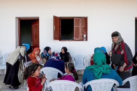 Les femmes du quartier sont venues en nombre soutenir la famille et la mère de Khaled. A Ouled Chamekh, petite ville entre Sousse et Kairouan, chez la famille endeuillée de Tarek Belgacem, le jeune tunisien abattu par les policiers devant le comissariat du 18ème à Paris et accusé d'attaque terroriste. La famille sous le choc remet en question l'acte terroriste de leur fils et parle d'une négligence policière et d'une incompréhension entre les policiers et leur fils. Pour la maman Habiba son fils n'a rien à voir avec Daesch.