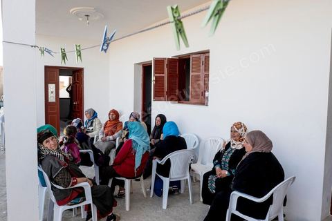 Les femmes du quartier sont venues en nombre soutenir la famille et la mère de Khaled. A Ouled Chamekh, petite ville entre Sousse et Kairouan, chez la famille endeuillée de Tarek Belgacem, le jeune tunisien abattu par les policiers devant le comissariat du 18ème à Paris et accusé d'attaque terroriste. La famille sous le choc remet en question l'acte terroriste de leur fils et parle d'une négligence policière et d'une incompréhension entre les policiers et leur fils. Pour la maman Habiba son fils n'a rien à voir avec Daesch.