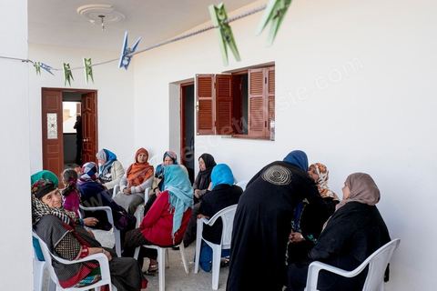 Les femmes du quartier sont venues en nombre soutenir la famille et la mère de Khaled. A Ouled Chamekh, petite ville entre Sousse et Kairouan, chez la famille endeuillée de Tarek Belgacem, le jeune tunisien abattu par les policiers devant le comissariat du 18ème à Paris et accusé d'attaque terroriste. La famille sous le choc remet en question l'acte terroriste de leur fils et parle d'une négligence policière et d'une incompréhension entre les policiers et leur fils. Pour la maman Habiba son fils n'a rien à voir avec Daesch.