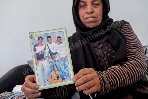 Khaled’s mother, Habiba, shows us photos of her late son and his birth certificate, issued on December 28, 2015, at her son’s request so he could renew his documents and return to Tunisia. In Ouled Chamekh, a small town between Sousse and Kairouan, we visit the grieving family of Tarek Belgacem, the young Tunisian man shot dead by police outside the 18th Precinct in Paris and accused of a terrorist attack. The family, still in shock, disputes the claim that their son committed a terrorist act and speaks of police negligence and a misunderstanding between the police and their son. For his mother, Habiba, her son had nothing to do with ISIS.