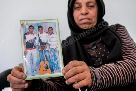 Khaled’s mother, Habiba, shows us photos of her late son and his birth certificate, issued on December 28, 2015, at her son’s request so he could renew his documents and return to Tunisia. In Ouled Chamekh, a small town between Sousse and Kairouan, we visit the grieving family of Tarek Belgacem, the young Tunisian man shot dead by police outside the 18th Precinct in Paris and accused of a terrorist attack. The family, still in shock, disputes the claim that their son committed a terrorist act and speaks of police negligence and a misunderstanding between the police and their son. For his mother, Habiba, her son had nothing to do with ISIS.