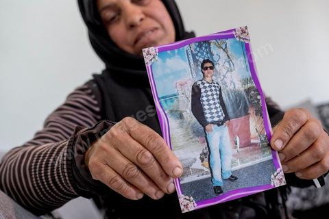 Khaled’s mother, Habiba, shows us photos of her late son and his birth certificate, issued on December 28, 2015, at her son’s request so he could renew his documents and return to Tunisia. In Ouled Chamekh, a small town between Sousse and Kairouan, we visit the grieving family of Tarek Belgacem, the young Tunisian man shot dead by police outside the 18th Precinct in Paris and accused of a terrorist attack. The family, still in shock, disputes the claim that their son committed a terrorist act and speaks of police negligence and a misunderstanding between the police and their son. For his mother, Habiba, her son had nothing to do with ISIS.