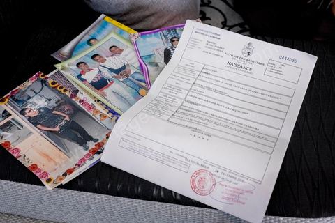 Khaled’s mother, Habiba, shows us photos of her late son and his birth certificate, issued on December 28, 2015, at her son’s request so he could renew his documents and return to Tunisia. In Ouled Chamekh, a small town between Sousse and Kairouan, we visit the grieving family of Tarek Belgacem, the young Tunisian man shot dead by police outside the 18th Precinct in Paris and accused of a terrorist attack. The family, still in shock, disputes the claim that their son committed a terrorist act and speaks of police negligence and a misunderstanding between the police and their son. For his mother, Habiba, her son had nothing to do with ISIS.