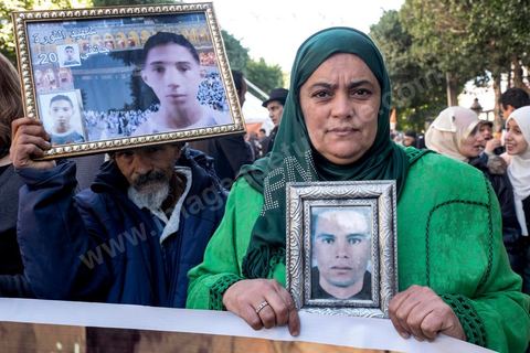 14 janvier 2016 : Familles de martyrs et victimes de la révolution tunisienne manifestent dans une triste indifférence. commémoration populaire du 5ème anniversaire de la révolution sur l'avenue Habib Bourguiba à Tunis. Dans un climat morose quelques milliers de personnes sont venus manifester leurs diversités dans une Tunisie en plein marasme politique et économique. Familles de Martyrs, policiers, partis politiques et mouvances religieuses, hotesse de l'air, Shams, chomeurs diplomés, ... c'est un vrai patchwork de révendications qui ont défilé face à des tunisiens venus se promener sur l'avenue en cette journée ensoleillée.