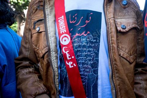 14 janvier 2016 : Familles de martyrs et victimes de la révolution tunisienne manifestent dans une triste indifférence. commémoration populaire du 5ème anniversaire de la révolution sur l'avenue Habib Bourguiba à Tunis. Dans un climat morose quelques milliers de personnes sont venus manifester leurs diversités dans une Tunisie en plein marasme politique et économique. Familles de Martyrs, policiers, partis politiques et mouvances religieuses, hotesse de l'air, Shams, chomeurs diplomés, ... c'est un vrai patchwork de révendications qui ont défilé face à des tunisiens venus se promener sur l'avenue en cette journée ensoleillée.