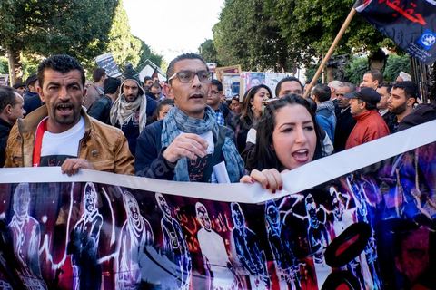 14 janvier 2016 : Familles de martyrs et victimes de la révolution tunisienne manifestent dans une triste indifférence. commémoration populaire du 5ème anniversaire de la révolution sur l'avenue Habib Bourguiba à Tunis. Dans un climat morose quelques milliers de personnes sont venus manifester leurs diversités dans une Tunisie en plein marasme politique et économique. Familles de Martyrs, policiers, partis politiques et mouvances religieuses, hotesse de l'air, Shams, chomeurs diplomés, ... c'est un vrai patchwork de révendications qui ont défilé face à des tunisiens venus se promener sur l'avenue en cette journée ensoleillée.