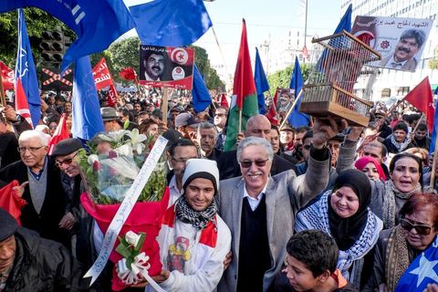 14 janvier 2016 : Le Front Populaire (avec en tête Hamma Hammami) défile avec le parti de gauche Al Massar. commémoration populaire du 5ème anniversaire de la révolution sur l'avenue Habib Bourguiba à Tunis. Dans un climat morose quelques milliers de personnes sont venus manifester leurs diversités dans une Tunisie en plein marasme politique et économique. Familles de Martyrs, policiers, partis politiques et mouvances religieuses, hotesse de l'air, Shams, chomeurs diplomés, ... c'est un vrai patchwork de révendications qui ont défilé face à des tunisiens venus se promener sur l'avenue en cette journée ensoleillée.