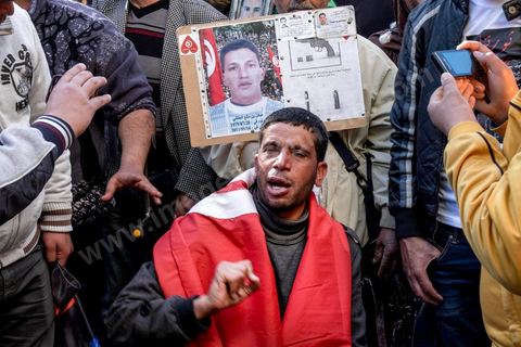 14 janvier 2016 : Familles de martyrs et victimes de la révolution tunisienne manifestent dans une triste indifférence. commémoration populaire du 5ème anniversaire de la révolution sur l'avenue Habib Bourguiba à Tunis. Dans un climat morose quelques milliers de personnes sont venus manifester leurs diversités dans une Tunisie en plein marasme politique et économique. Familles de Martyrs, policiers, partis politiques et mouvances religieuses, hotesse de l'air, Shams, chomeurs diplomés, ... c'est un vrai patchwork de révendications qui ont défilé face à des tunisiens venus se promener sur l'avenue en cette journée ensoleillée.