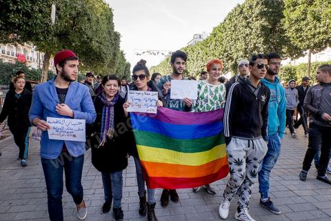 14 janvier 2016 : quelques dizaines de membres de l'association Shams, dont la femen Amina, sont venus manifester pour la dépénalisation de l'homosexualité, encadré par la police ils ont du être evacués de l'avenue après avoir été verbalement agressé pour un grand nombre de jeunes. Commémoration populaire du 5ème anniversaire de la révolution sur l'avenue Habib Bourguiba à Tunis. Dans un climat morose quelques milliers de personnes sont venus manifester leurs diversités dans une Tunisie en plein marasme politique et économique. Familles de Martyrs, policiers, partis politiques et mouvances religieuses, hotesse de l'air, Shams, chomeurs diplomés, ... c'est un vrai patchwork de révendications qui ont défilé face à des tunisiens venus se promener sur l'avenue en cette journée ensoleillée.