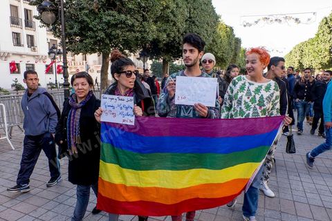 14 janvier 2016 : quelques dizaines de membres de l'association Shams, dont la femen Amina, sont venus manifester pour la dépénalisation de l'homosexualité, encadré par la police ils ont du être evacués de l'avenue après avoir été verbalement agressé pour un grand nombre de jeunes. Commémoration populaire du 5ème anniversaire de la révolution sur l'avenue Habib Bourguiba à Tunis. Dans un climat morose quelques milliers de personnes sont venus manifester leurs diversités dans une Tunisie en plein marasme politique et économique. Familles de Martyrs, policiers, partis politiques et mouvances religieuses, hotesse de l'air, Shams, chomeurs diplomés, ... c'est un vrai patchwork de révendications qui ont défilé face à des tunisiens venus se promener sur l'avenue en cette journée ensoleillée.