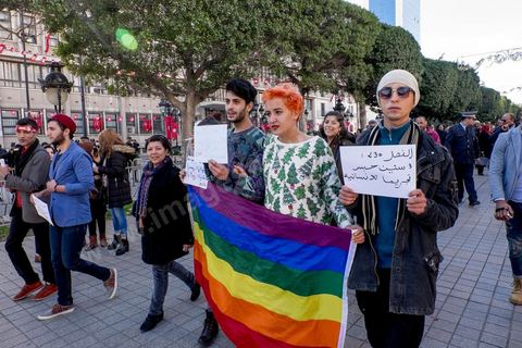 14 janvier 2016 : quelques dizaines de membres de l'association Shams, dont la femen Amina, sont venus manifester pour la dépénalisation de l'homosexualité, encadré par la police ils ont du être evacués de l'avenue après avoir été verbalement agressé pour un grand nombre de jeunes. Commémoration populaire du 5ème anniversaire de la révolution sur l'avenue Habib Bourguiba à Tunis. Dans un climat morose quelques milliers de personnes sont venus manifester leurs diversités dans une Tunisie en plein marasme politique et économique. Familles de Martyrs, policiers, partis politiques et mouvances religieuses, hotesse de l'air, Shams, chomeurs diplomés, ... c'est un vrai patchwork de révendications qui ont défilé face à des tunisiens venus se promener sur l'avenue en cette journée ensoleillée.