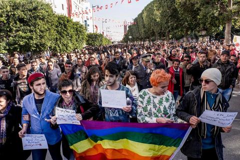 14 janvier 2016 : quelques dizaines de membres de l'association Shams, dont la femen Amina, sont venus manifester pour la dépénalisation de l'homosexualité, encadré par la police ils ont du être evacués de l'avenue après avoir été verbalement agressé pour un grand nombre de jeunes. Commémoration populaire du 5ème anniversaire de la révolution sur l'avenue Habib Bourguiba à Tunis. Dans un climat morose quelques milliers de personnes sont venus manifester leurs diversités dans une Tunisie en plein marasme politique et économique. Familles de Martyrs, policiers, partis politiques et mouvances religieuses, hotesse de l'air, Shams, chomeurs diplomés, ... c'est un vrai patchwork de révendications qui ont défilé face à des tunisiens venus se promener sur l'avenue en cette journée ensoleillée.