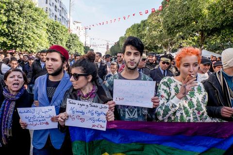 14 janvier 2016 : quelques dizaines de membres de l'association Shams, dont la femen Amina, sont venus manifester pour la dépénalisation de l'homosexualité, encadré par la police ils ont du être evacués de l'avenue après avoir été verbalement agressé pour un grand nombre de jeunes. Commémoration populaire du 5ème anniversaire de la révolution sur l'avenue Habib Bourguiba à Tunis. Dans un climat morose quelques milliers de personnes sont venus manifester leurs diversités dans une Tunisie en plein marasme politique et économique. Familles de Martyrs, policiers, partis politiques et mouvances religieuses, hotesse de l'air, Shams, chomeurs diplomés, ... c'est un vrai patchwork de révendications qui ont défilé face à des tunisiens venus se promener sur l'avenue en cette journée ensoleillée.