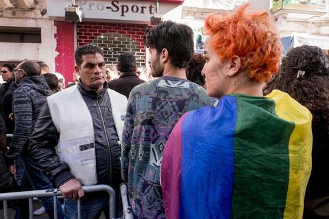 14 janvier 2016 : quelques dizaines de membres de l'association Shams, dont la femen Amina, sont venus manifester pour la dépénalisation de l'homosexualité, encadré par la police ils ont du être evacués de l'avenue après avoir été verbalement agressé pour un grand nombre de jeunes. Commémoration populaire du 5ème anniversaire de la révolution sur l'avenue Habib Bourguiba à Tunis. Dans un climat morose quelques milliers de personnes sont venus manifester leurs diversités dans une Tunisie en plein marasme politique et économique. Familles de Martyrs, policiers, partis politiques et mouvances religieuses, hotesse de l'air, Shams, chomeurs diplomés, ... c'est un vrai patchwork de révendications qui ont défilé face à des tunisiens venus se promener sur l'avenue en cette journée ensoleillée.
