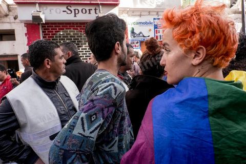 14 janvier 2016 : quelques dizaines de membres de l'association Shams, dont la femen Amina, sont venus manifester pour la dépénalisation de l'homosexualité, encadré par la police ils ont du être evacués de l'avenue après avoir été verbalement agressé pour un grand nombre de jeunes. Commémoration populaire du 5ème anniversaire de la révolution sur l'avenue Habib Bourguiba à Tunis. Dans un climat morose quelques milliers de personnes sont venus manifester leurs diversités dans une Tunisie en plein marasme politique et économique. Familles de Martyrs, policiers, partis politiques et mouvances religieuses, hotesse de l'air, Shams, chomeurs diplomés, ... c'est un vrai patchwork de révendications qui ont défilé face à des tunisiens venus se promener sur l'avenue en cette journée ensoleillée.