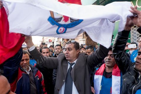 14 janvier 2016 : Manifestation des policiers devant le siège de leur stndicat sur l'avenue. commémoration populaire du 5ème anniversaire de la révolution sur l'avenue Habib Bourguiba à Tunis. Dans un climat morose quelques milliers de personnes sont venus manifester leurs diversités dans une Tunisie en plein marasme politique et économique. Familles de Martyrs, policiers, partis politiques et mouvances religieuses, hotesse de l'air, Shams, chomeurs diplomés, ... c'est un vrai patchwork de révendications qui ont défilé face à des tunisiens venus se promener sur l'avenue en cette journée ensoleillée.