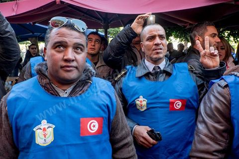 14 janvier 2016 : Manifestation des policiers devant le siège de leur stndicat sur l'avenue. commémoration populaire du 5ème anniversaire de la révolution sur l'avenue Habib Bourguiba à Tunis. Dans un climat morose quelques milliers de personnes sont venus manifester leurs diversités dans une Tunisie en plein marasme politique et économique. Familles de Martyrs, policiers, partis politiques et mouvances religieuses, hotesse de l'air, Shams, chomeurs diplomés, ... c'est un vrai patchwork de révendications qui ont défilé face à des tunisiens venus se promener sur l'avenue en cette journée ensoleillée.