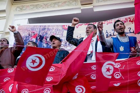 14 janvier 2016 : Manifestation des policiers devant le siège de leur stndicat sur l'avenue. commémoration populaire du 5ème anniversaire de la révolution sur l'avenue Habib Bourguiba à Tunis. Dans un climat morose quelques milliers de personnes sont venus manifester leurs diversités dans une Tunisie en plein marasme politique et économique. Familles de Martyrs, policiers, partis politiques et mouvances religieuses, hotesse de l'air, Shams, chomeurs diplomés, ... c'est un vrai patchwork de révendications qui ont défilé face à des tunisiens venus se promener sur l'avenue en cette journée ensoleillée.
