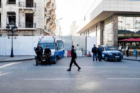 14 janvier 2016 : Impressionnant dispositif sécuritaire pour la commémoration populaire du 5ème anniversaire de la révolution sur l'avenue Habib Bourguiba à Tunis. Dans un climat morose quelques milliers de personnes sont venus manifester leurs diversités dans une Tunisie en plein marasme politique et économique. Familles de Martyrs, policiers, partis politiques et mouvances religieuses, hotesse de l'air, Shams, chomeurs diplomés, ... c'est un vrai patchwork de révendications qui ont défilé face à des tunisiens venus se promener sur l'avenue en cette journée ensoleillée.