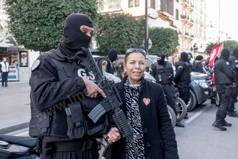 14 janvier 2016 : Impressionnant dispositif sécuritaire pour la commémoration populaire du 5ème anniversaire de la révolution sur l'avenue Habib Bourguiba à Tunis. Dans un climat morose quelques milliers de personnes sont venus manifester leurs diversités dans une Tunisie en plein marasme politique et économique. Familles de Martyrs, policiers, partis politiques et mouvances religieuses, hotesse de l'air, Shams, chomeurs diplomés, ... c'est un vrai patchwork de révendications qui ont défilé face à des tunisiens venus se promener sur l'avenue en cette journée ensoleillée.