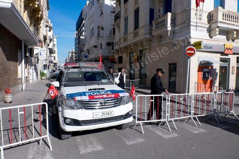 14 janvier 2016 : Dispositif sécuritaire sur l'avenue pour la commémoration populaire du 5ème anniversaire de la révolution sur l'avenue Habib Bourguiba à Tunis. Dans un climat morose quelques milliers de personnes sont venus manifester leurs diversités dans une Tunisie en plein marasme politique et économique. Familles de Martyrs, policiers, partis politiques et mouvances religieuses, hotesse de l'air, Shams, chomeurs diplomés, ... c'est un vrai patchwork de révendications qui ont défilé face à des tunisiens venus se promener sur l'avenue en cette journée ensoleillée.