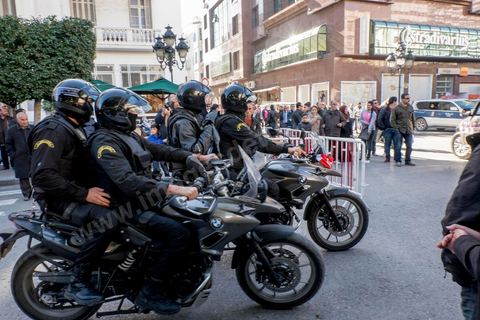 14 janvier 2016 : Dispositif sécuritaire sur l'avenue pour la commémoration populaire du 5ème anniversaire de la révolution sur l'avenue Habib Bourguiba à Tunis. Dans un climat morose quelques milliers de personnes sont venus manifester leurs diversités dans une Tunisie en plein marasme politique et économique. Familles de Martyrs, policiers, partis politiques et mouvances religieuses, hotesse de l'air, Shams, chomeurs diplomés, ... c'est un vrai patchwork de révendications qui ont défilé face à des tunisiens venus se promener sur l'avenue en cette journée ensoleillée.