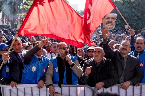 14 janvier 2016 : Manifestation des policiers devant le Ministère de l'Interieur. commémoration populaire du 5ème anniversaire de la révolution sur l'avenue Habib Bourguiba à Tunis. Dans un climat morose quelques milliers de personnes sont venus manifester leurs diversités dans une Tunisie en plein marasme politique et économique. Familles de Martyrs, policiers, partis politiques et mouvances religieuses, hotesse de l'air, Shams, chomeurs diplomés, ... c'est un vrai patchwork de révendications qui ont défilé face à des tunisiens venus se promener sur l'avenue en cette journée ensoleillée.