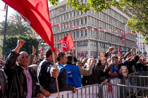 14 janvier 2016 : Manifestation des policiers devant le Ministère de l'Interieur. commémoration populaire du 5ème anniversaire de la révolution sur l'avenue Habib Bourguiba à Tunis. Dans un climat morose quelques milliers de personnes sont venus manifester leurs diversités dans une Tunisie en plein marasme politique et économique. Familles de Martyrs, policiers, partis politiques et mouvances religieuses, hotesse de l'air, Shams, chomeurs diplomés, ... c'est un vrai patchwork de révendications qui ont défilé face à des tunisiens venus se promener sur l'avenue en cette journée ensoleillée.