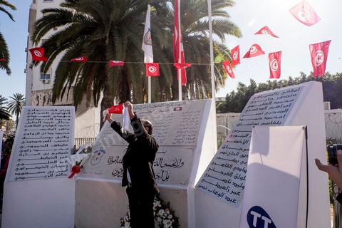 14 janvier 2016 : Hommage aux policiers victimes du terrorimse devant le ministère de l'Interieur. commémoration populaire du 5ème anniversaire de la révolution sur l'avenue Habib Bourguiba à Tunis. Dans un climat morose quelques milliers de personnes sont venus manifester leurs diversités dans une Tunisie en plein marasme politique et économique. Familles de Martyrs, policiers, partis politiques et mouvances religieuses, hotesse de l'air, Shams, chomeurs diplomés, ... c'est un vrai patchwork de révendications qui ont défilé face à des tunisiens venus se promener sur l'avenue en cette journée ensoleillée.