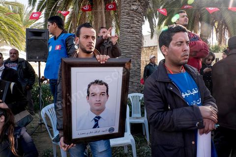 14 janvier 2016 : Hommage aux policiers victimes du terrorimse devant le ministère de l'Interieur. commémoration populaire du 5ème anniversaire de la révolution sur l'avenue Habib Bourguiba à Tunis. Dans un climat morose quelques milliers de personnes sont venus manifester leurs diversités dans une Tunisie en plein marasme politique et économique. Familles de Martyrs, policiers, partis politiques et mouvances religieuses, hotesse de l'air, Shams, chomeurs diplomés, ... c'est un vrai patchwork de révendications qui ont défilé face à des tunisiens venus se promener sur l'avenue en cette journée ensoleillée.