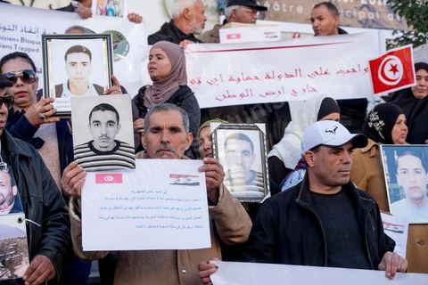 14 janvier 2016 : Devant le théatre municipal les familles rappelent leurs drames, enfants disparus en Libye, partis en Syrie ou en prison en Syrie.  commémoration populaire du 5ème anniversaire de la révolution sur l'avenue Habib Bourguiba à Tunis. Dans un climat morose quelques milliers de personnes sont venus manifester leurs diversités dans une Tunisie en plein marasme politique et économique. Familles de Martyrs, policiers, partis politiques et mouvances religieuses, hotesse de l'air, Shams, chomeurs diplomés, ... c'est un vrai patchwork de révendications qui ont défilé face à des tunisiens venus se promener sur l'avenue en cette journée ensoleillée.