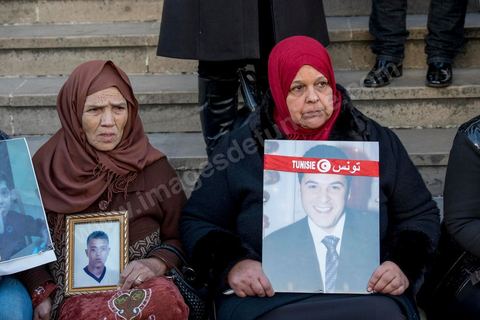 14 janvier 2016 : Devant le théatre municipal les familles rappelent leurs drames, enfants disparus en Libye, partis en Syrie ou en prison en Syrie.  commémoration populaire du 5ème anniversaire de la révolution sur l'avenue Habib Bourguiba à Tunis. Dans un climat morose quelques milliers de personnes sont venus manifester leurs diversités dans une Tunisie en plein marasme politique et économique. Familles de Martyrs, policiers, partis politiques et mouvances religieuses, hotesse de l'air, Shams, chomeurs diplomés, ... c'est un vrai patchwork de révendications qui ont défilé face à des tunisiens venus se promener sur l'avenue en cette journée ensoleillée.