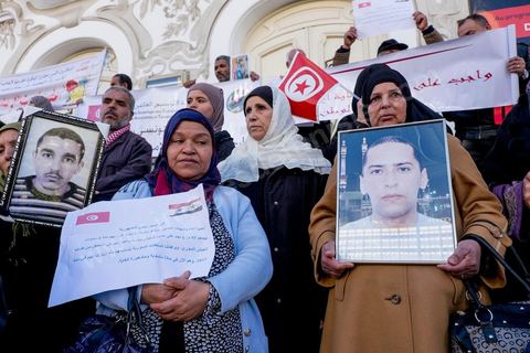 14 janvier 2016 : Devant le théatre municipal les familles rappelent leurs drames, enfants disparus en Libye, partis en Syrie ou en prison en Syrie.  commémoration populaire du 5ème anniversaire de la révolution sur l'avenue Habib Bourguiba à Tunis. Dans un climat morose quelques milliers de personnes sont venus manifester leurs diversités dans une Tunisie en plein marasme politique et économique. Familles de Martyrs, policiers, partis politiques et mouvances religieuses, hotesse de l'air, Shams, chomeurs diplomés, ... c'est un vrai patchwork de révendications qui ont défilé face à des tunisiens venus se promener sur l'avenue en cette journée ensoleillée.