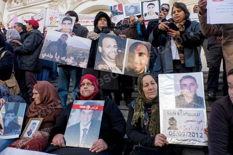 14 janvier 2016 : Devant le théatre municipal les familles rappelent leurs drames, enfants disparus en Libye, partis en Syrie ou en prison en Syrie.  commémoration populaire du 5ème anniversaire de la révolution sur l'avenue Habib Bourguiba à Tunis. Dans un climat morose quelques milliers de personnes sont venus manifester leurs diversités dans une Tunisie en plein marasme politique et économique. Familles de Martyrs, policiers, partis politiques et mouvances religieuses, hotesse de l'air, Shams, chomeurs diplomés, ... c'est un vrai patchwork de révendications qui ont défilé face à des tunisiens venus se promener sur l'avenue en cette journée ensoleillée.