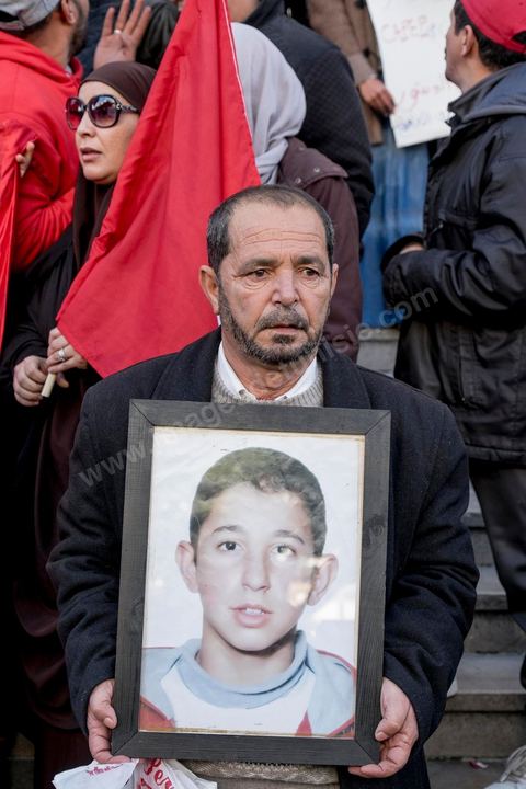 14 janvier 2016 : Devant le théatre municipal les familles rappelent leurs drames, enfants disparus en Libye, partis en Syrie ou en prison en Syrie.  commémoration populaire du 5ème anniversaire de la révolution sur l'avenue Habib Bourguiba à Tunis. Dans un climat morose quelques milliers de personnes sont venus manifester leurs diversités dans une Tunisie en plein marasme politique et économique. Familles de Martyrs, policiers, partis politiques et mouvances religieuses, hotesse de l'air, Shams, chomeurs diplomés, ... c'est un vrai patchwork de révendications qui ont défilé face à des tunisiens venus se promener sur l'avenue en cette journée ensoleillée.