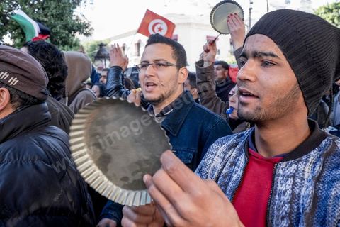 14 janvier 2016 : Manifestant des l'UDC, Union des Diplomés Chomeurs. commémoration populaire du 5ème anniversaire de la révolution sur l'avenue Habib Bourguiba à Tunis. Dans un climat morose quelques milliers de personnes sont venus manifester leurs diversités dans une Tunisie en plein marasme politique et économique. Familles de Martyrs, policiers, partis politiques et mouvances religieuses, hotesse de l'air, Shams, chomeurs diplomés, ... c'est un vrai patchwork de révendications qui ont défilé face à des tunisiens venus se promener sur l'avenue en cette journée ensoleillée.