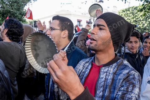14 janvier 2016 : Manifestant des l'UDC, Union des Diplomés Chomeurs. commémoration populaire du 5ème anniversaire de la révolution sur l'avenue Habib Bourguiba à Tunis. Dans un climat morose quelques milliers de personnes sont venus manifester leurs diversités dans une Tunisie en plein marasme politique et économique. Familles de Martyrs, policiers, partis politiques et mouvances religieuses, hotesse de l'air, Shams, chomeurs diplomés, ... c'est un vrai patchwork de révendications qui ont défilé face à des tunisiens venus se promener sur l'avenue en cette journée ensoleillée.