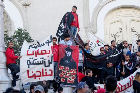 14 janvier 2016 : commémoration populaire du 5ème anniversaire de la révolution sur l'avenue Habib Bourguiba à Tunis. Dans un climat morose quelques milliers de personnes sont venus manifester leurs diversités dans une Tunisie en plein marasme politique et économique. Familles de Martyrs, policiers, partis politiques et mouvances religieuses, hotesse de l'air, Shams, chomeurs diplomés, ... c'est un vrai patchwork de révendications qui ont défilé face à des tunisiens venus se promener sur l'avenue en cette journée ensoleillée.