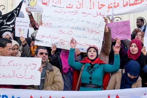 14 janvier 2016 : commémoration populaire du 5ème anniversaire de la révolution sur l'avenue Habib Bourguiba à Tunis. Dans un climat morose quelques milliers de personnes sont venus manifester leurs diversités dans une Tunisie en plein marasme politique et économique. Familles de Martyrs, policiers, partis politiques et mouvances religieuses, hotesse de l'air, Shams, chomeurs diplomés, ... c'est un vrai patchwork de révendications qui ont défilé face à des tunisiens venus se promener sur l'avenue en cette journée ensoleillée.